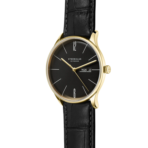 Berlin piano black — three-quarter view